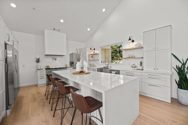 2154 Harvard Way, Redding, CA 96003