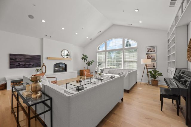 2154 Harvard Way, Redding, CA 96003