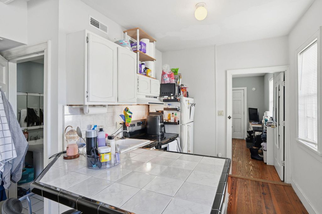 Image 10 of property listing at 163 Coming Street, Charleston, SC 29403