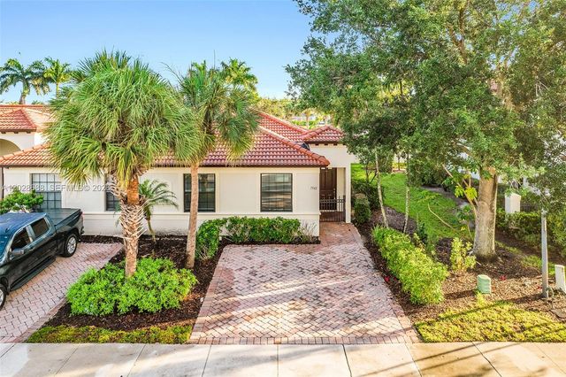 7542 Bristol Circle, Naples, FL 34120