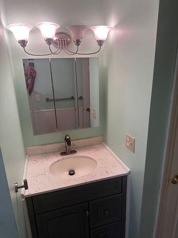 49 Oakridge Drive, Londonderry, NH 03053