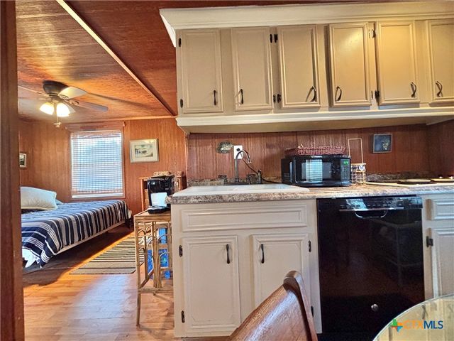 707 W Monroe Avenue, Port O'connor, TX 77982