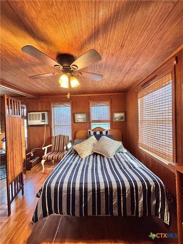 707 W Monroe Avenue, Port O'connor, TX 77982