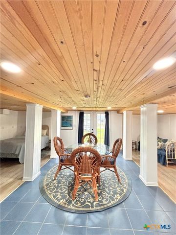 707 W Monroe Avenue, Port O'connor, TX 77982