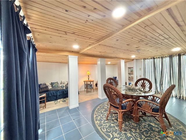 707 W Monroe Avenue, Port O'connor, TX 77982