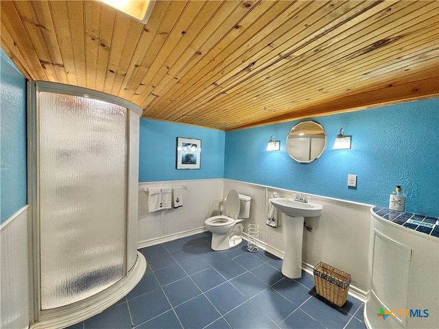 707 W Monroe Avenue, Port O'connor, TX 77982