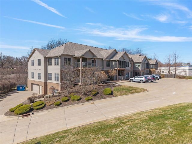 1227 E Kimberly Road 5A, Bettendorf, IA 52722