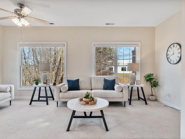 1227 E Kimberly Road 5A, Bettendorf, IA 52722