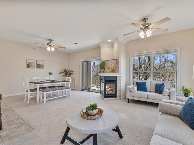 1227 E Kimberly Road 5A, Bettendorf, IA 52722