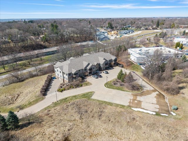 1227 E Kimberly Road 5A, Bettendorf, IA 52722