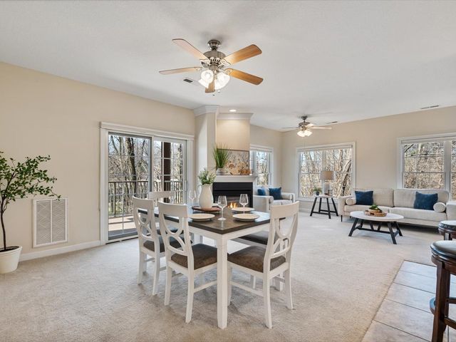 1227 E Kimberly Road 5A, Bettendorf, IA 52722