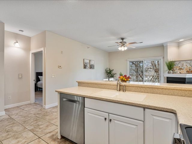 1227 E Kimberly Road 5A, Bettendorf, IA 52722