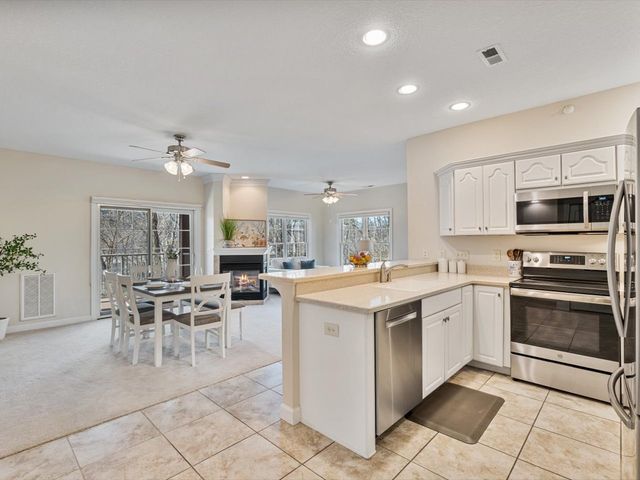 1227 E Kimberly Road 5A, Bettendorf, IA 52722