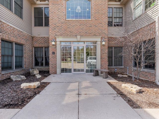 1227 E Kimberly Road 5A, Bettendorf, IA 52722