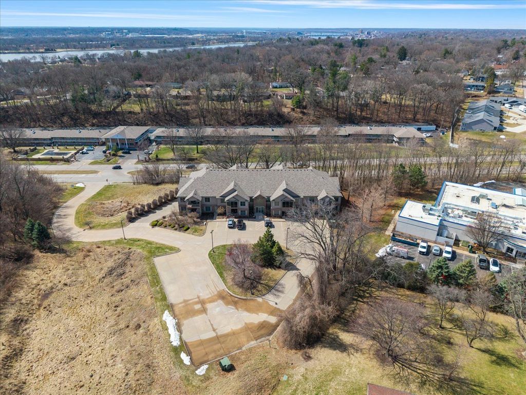 1227 E Kimberly Road 5A, Bettendorf, IA 52722