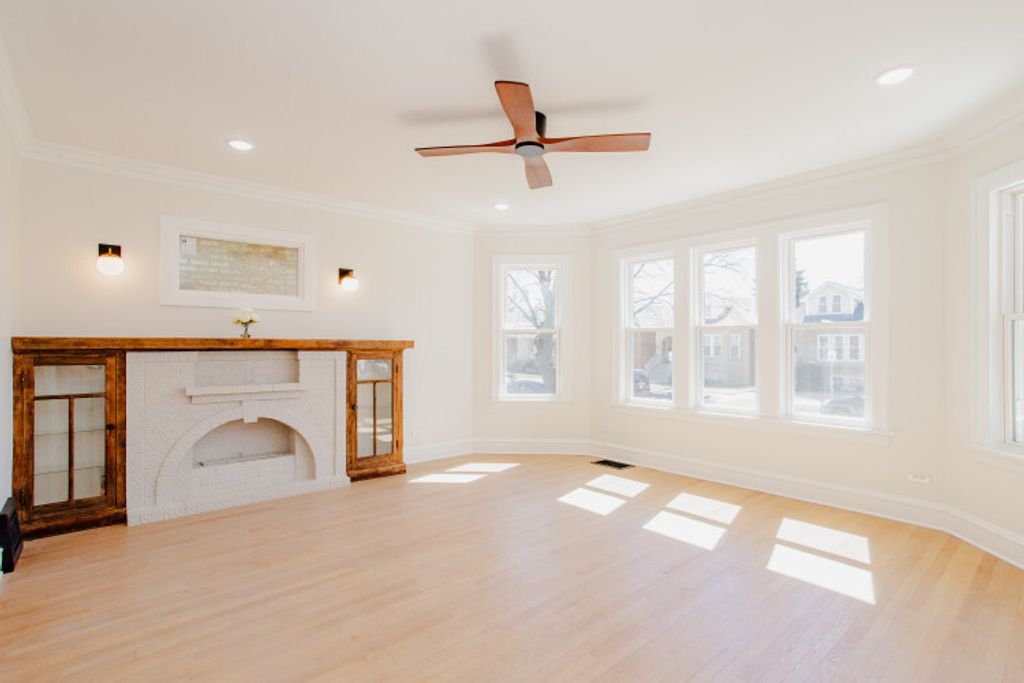 Image 4 of property listing at 6018 W School Street, Chicago, IL 60634