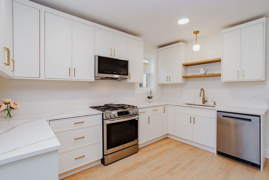 Image 7 of property listing at 6018 W School Street, Chicago, IL 60634