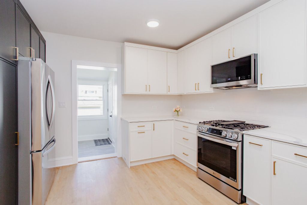 Image 8 of property listing at 6018 W School Street, Chicago, IL 60634