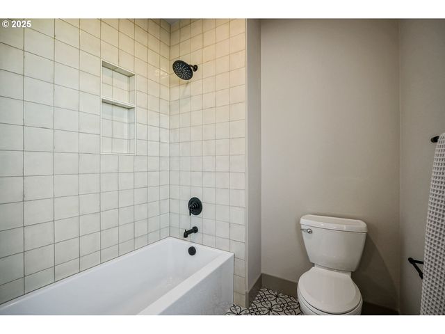 7531 LENNOX Ln Ne, Keizer, OR 97303