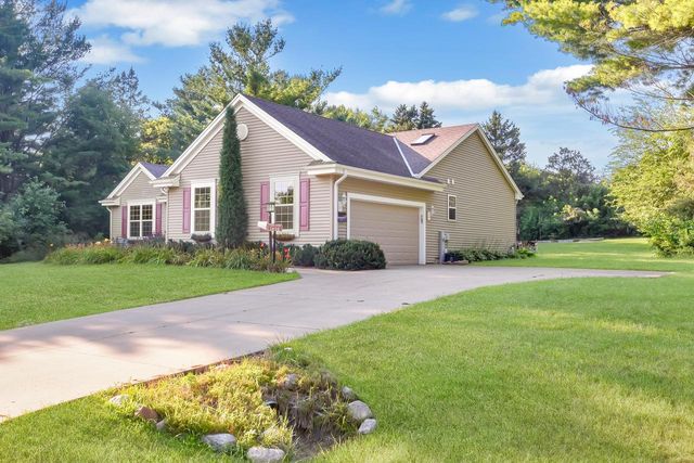 1402 Amys PLACE, West Bend, WI 53090