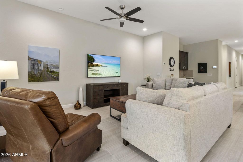 Image 18 of property listing at 6610 E MARISA Lane, Phoenix, AZ 85054