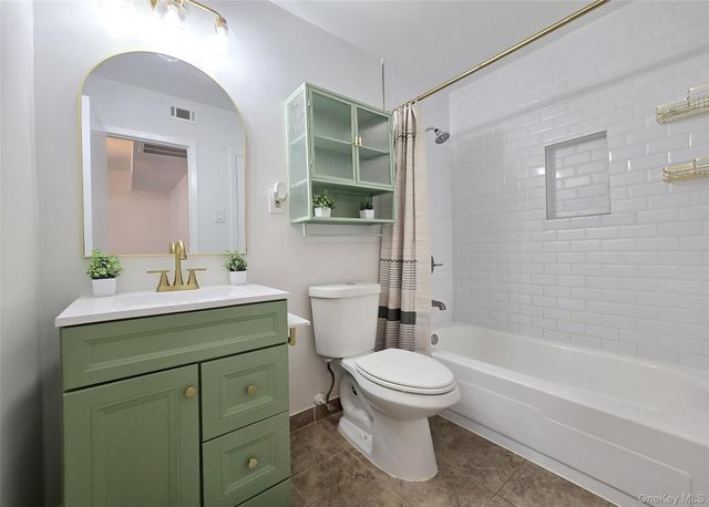 86 Bailey Court 86, Middle Island, NY 11953