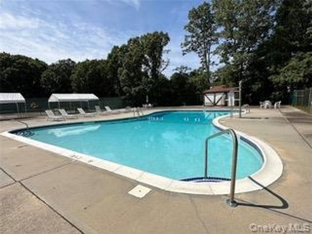 86 Bailey Court 86, Middle Island, NY 11953