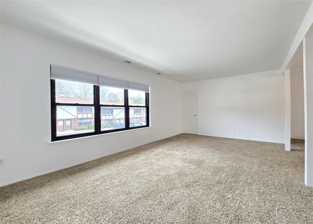 86 Bailey Court 86, Middle Island, NY 11953