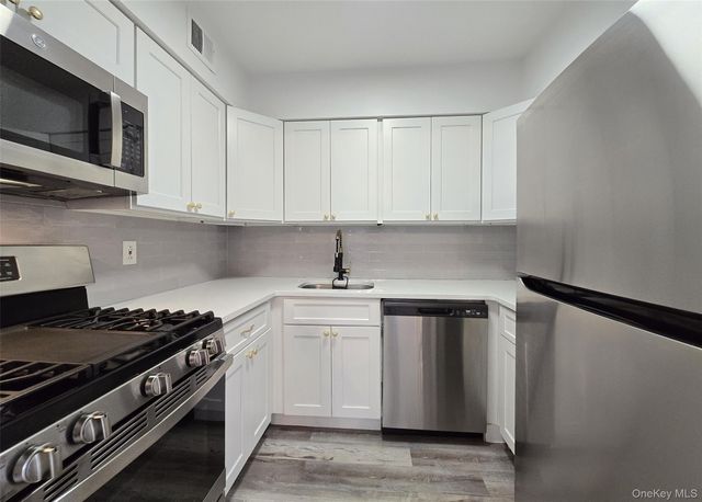 86 Bailey Court 86, Middle Island, NY 11953