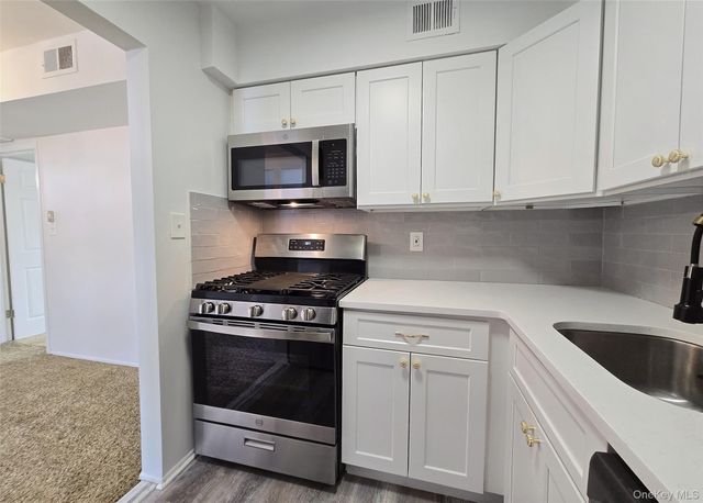 86 Bailey Court 86, Middle Island, NY 11953