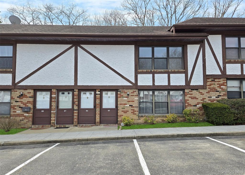 86 Bailey Court 86, Middle Island, NY 11953