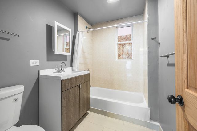 7031 S Damen Avenue, Chicago, IL 60636
