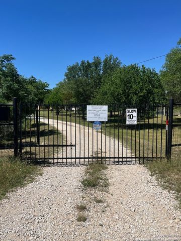 342 Longhorn Dr, Bandera, TX 78003