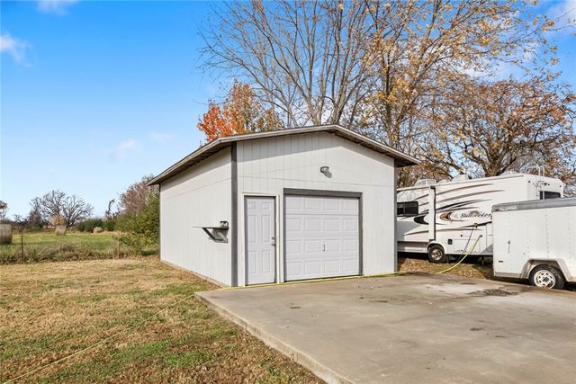 1991 Colcord Avenue, Colcord, OK 74338