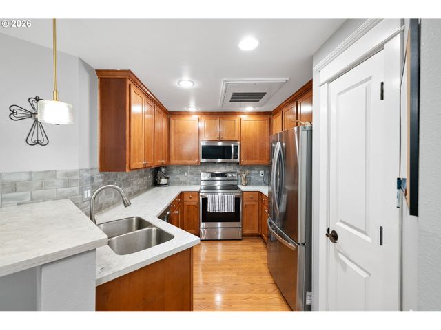 3650 SUMMERLINN Dr, West Linn, OR 97068