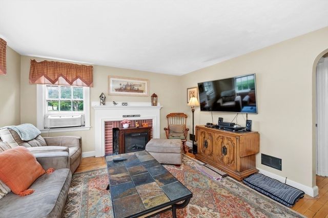 111 Warren St, Waltham, MA 02453