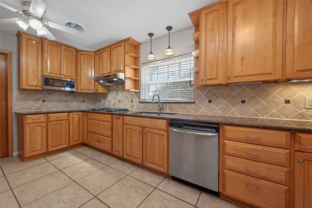 1910 Claiborne Drive, League City, TX 77573