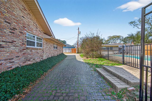 1910 Claiborne Drive, League City, TX 77573