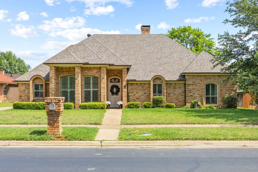 504 Evergreen Drive, Hurst, TX 76054