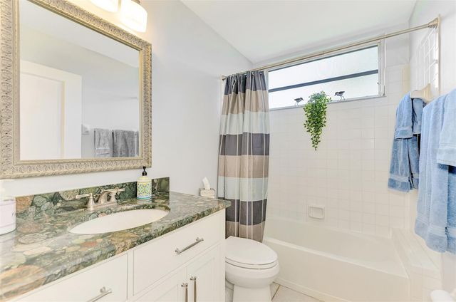 8911 VERANDA WAY 211, Sarasota, FL 34238