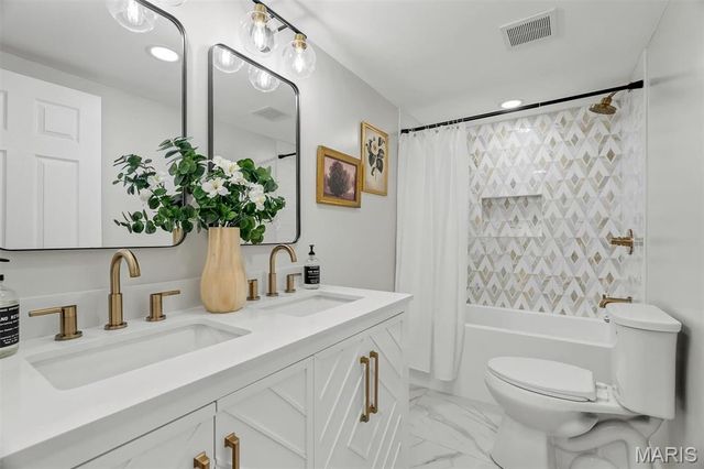 582 Brookhaven Court, Kirkwood, MO 63122