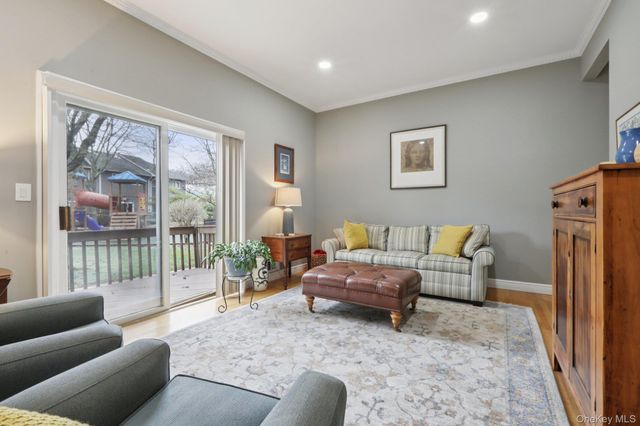 26 Village Green 26, Bardonia, NY 10954