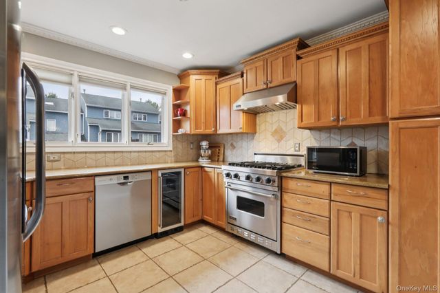 26 Village Green 26, Bardonia, NY 10954