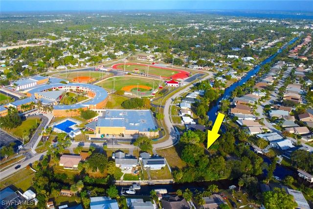 941 Iris DR, North Fort Myers, FL 33903