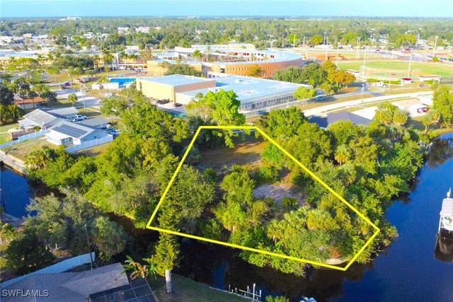 941 Iris DR, North Fort Myers, FL 33903