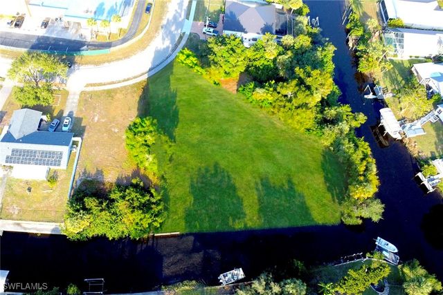 941 Iris DR, North Fort Myers, FL 33903