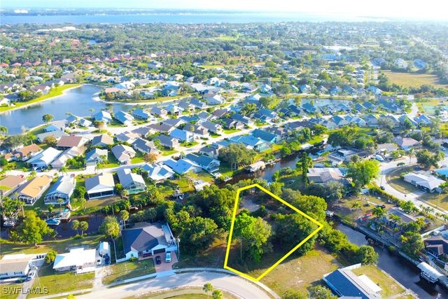 941 Iris DR, North Fort Myers, FL 33903