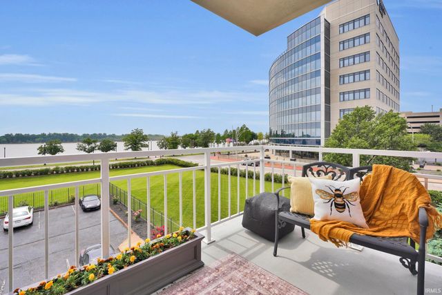 100 NW 1st St Apt 205, Evansville, IN 47708