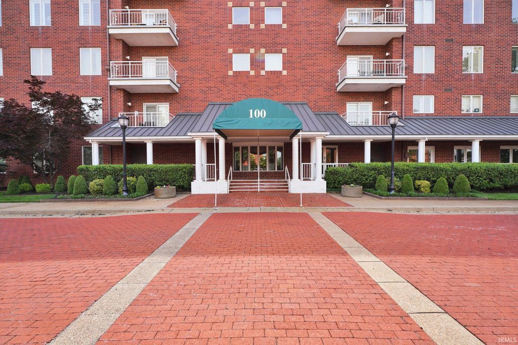 100 NW 1st St Apt 205, Evansville, IN 47708