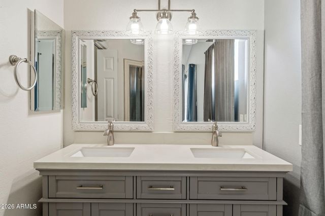 4330 E VAUGHN Drive, Phoenix, AZ 85044